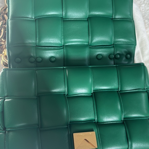 Bottega Véneta Padded chain cassette crossbody bag - Picture 4 of 7